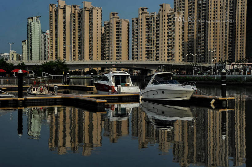 无人,高楼大厦,码头,横图,室外,白天,正面,度假,河流,美景,水,植物,城市风光,城市,大厦,港口,建筑,摩天大楼,船,上海,中国,亚洲,阴影,波纹,光线,影子,河水,景观,水流,游艇,涟漪,娱乐,建设,树,树木,蓝色,绿色,倒影,蓝天,水纹,天空,阳光,自然,交通工具,波浪,天,享受,休闲,景色,放松,生长,晴朗,成长,申,倒映,载具,苏州河,吴淞江,东亚,上海市,游艇码头,万里无云,中华人民共和国,沪,华东地区,水晕,反照,晴空,晴空万里,彩图,摆渡口,埠头,大楼,渡口,渡头,港湾,高层建筑,高楼,海港,口岸,摩天楼,shzxz1