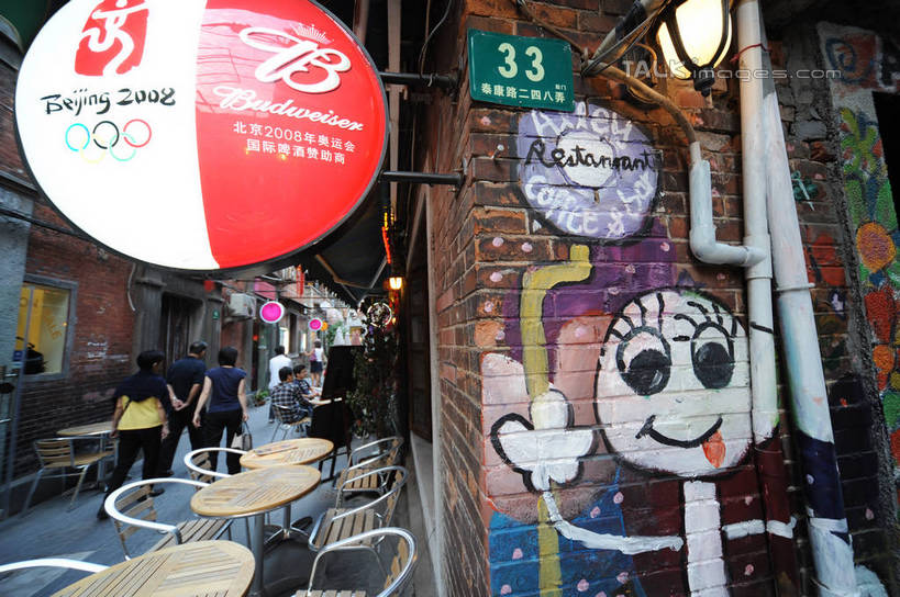 东方人,家,商店,走,横图,室外,白天,抽象,仰视,购物,旅游,度假,绘画,消费,美景,餐桌,桌子,城市风光,城市,建筑,指示牌,椅子,上海,中国,亚洲,行人,游客,游人,服装,艺术,标志,彩绘,牌子,图案,房屋,屋子,景观,公寓,门牌,艺术品,许多人,古典,注视,休闲装,黄种人,文化,娱乐,标识,建设,商铺,泰康路,田子坊,洋房,楼房,路人,旅客,住宅,衣服,工艺品,观察,看,品味,一群人,享受,休闲,概念,休闲服,景色,放松,金融,服饰,门牌号,餐台,观看,美术,申,察看,高雅,关注,选购,贸易,卢湾区,东亚,上海市,中华人民共和国,沪,华东地区,美学,血拼,市肆,商号,图文,过客,男人,男性,年轻男性,年轻女性,女人,女性,亚洲人,步行,散步,走路,半身,彩图,低角度拍摄,涂鸦,房子,店铺,shzxz1