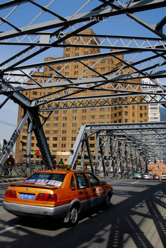 无人,高楼大厦,竖图,室外,白天,正面,度假,美景,城市风光,标志建筑,城市,大厦,道路,地标,建筑,路,摩天大楼,公路,出租车,汽车,上海,中国,亚洲,阴影,光线,影子,景观,云,云朵,交通,云彩,娱乐,建设,车,蓝色,白云,蓝天,天空,阳光,交通工具,轿车,外滩,天,享受,休闲,景色,放松,晴朗,申,载具,的士,计程车,浦西,苏州河,外白渡桥,东亚,上海市,中华人民共和国,沪,华东地区,晴空,马路,彩图,大楼,高层建筑,高楼,摩天楼,花园桥,威尔斯桥,shzxz1