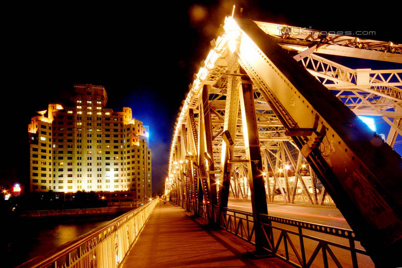 无人,高楼大厦,栏杆,横图,室外,夜晚,正面,长时间曝光,度假,河流,美景,水,城市风光,标志建筑,城市,大厦,道路,地标,建筑,路,路灯,摩天大楼,夜景,公路,照明,上海,中国,亚洲,阴影,波纹,朦胧,模糊,光线,影子,河水,景观,水流,围栏,灯光,交通,涟漪,娱乐,建设,护栏,灯,倒影,水纹,外滩,波浪,享受,休闲,景色,放松,照亮,申,倒映,照明设备,曝光,浦西,苏州河,外白渡桥,东亚,上海市,中华人民共和国,沪,华东地区,水晕,反照,马路,彩图,大楼,高层建筑,高楼,摩天楼,花园桥,威尔斯桥,shzxz1