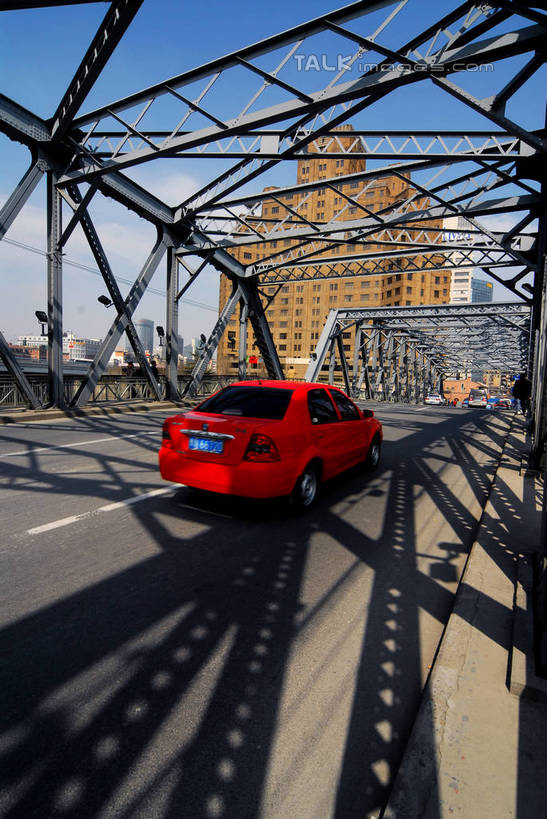 无人,高楼大厦,竖图,室外,白天,正面,度假,美景,城市风光,标志建筑,城市,大厦,道路,地标,建筑,路,摩天大楼,公路,出租车,汽车,上海,中国,亚洲,阴影,光线,影子,景观,云,云朵,分界线,停车线,交通,云彩,娱乐,建设,车,蓝色,白云,蓝天,天空,阳光,交通工具,轿车,外滩,天,享受,休闲,景色,放松,晴朗,车行道,车行道分界线,申,载具,的士,标线,计程车,浦西,苏州河,外白渡桥,东亚,车行线,上海市,中华人民共和国,沪,华东地区,晴空,马路,彩图,大楼,高层建筑,高楼,摩天楼,花园桥,威尔斯桥,shzxz1