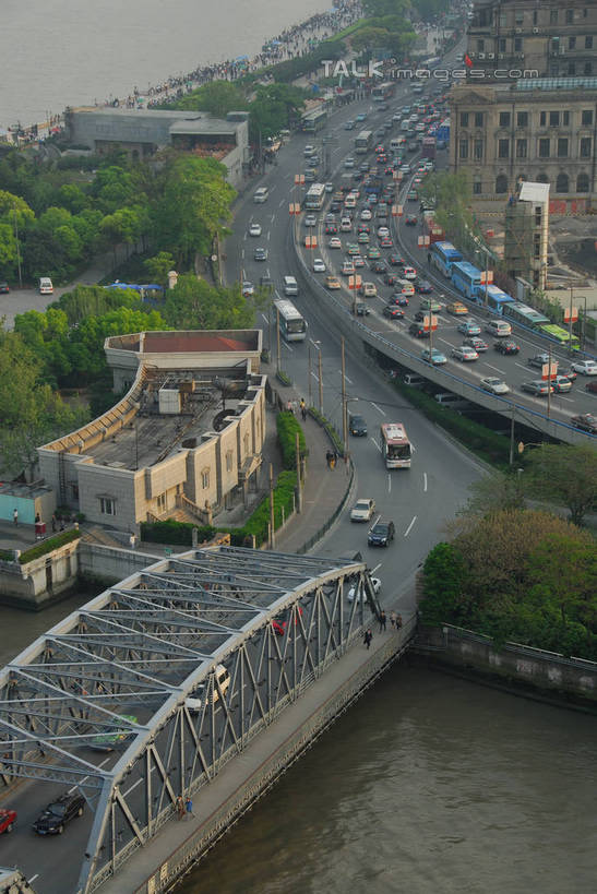 无人,高楼大厦,栏杆,竖图,俯视,航拍,室外,白天,度假,河流,美景,水,植物,城市风光,标志建筑,城市,大厦,道路,地标,建筑,路,路灯,摩天大楼,公路,汽车,照明,上海,中国,亚洲,河水,景观,水流,围栏,灯光,分界线,停车线,交通,娱乐,建设,虹口区,护栏,车,灯,树,树木,绿色,自然,交通工具,轿车,外滩,享受,休闲,景色,放松,生长,成长,车行道,车行道分界线,照亮,申,照明设备,鸟瞰,载具,标线,浦西,苏州河,外白渡桥,东亚,车行线,上海市,上海邮政大楼,上海邮电大楼,上海邮政博物馆,中华人民共和国,沪,华东地区,马路,彩图,高角度拍摄,大楼,高层建筑,高楼,摩天楼,花园桥,威尔斯桥,上海邮政总局,shzxz1