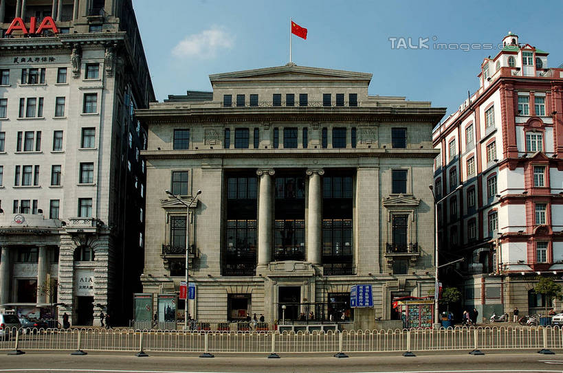 无人,高楼大厦,栏杆,横图,室外,白天,正面,度假,美景,植物,城市风光,标志建筑,城市,大厦,道路,地标,建筑,路,摩天大楼,公路,旗帜,上海,中国,亚洲,阴影,光线,影子,景观,云,云朵,围栏,交通,云彩,娱乐,旗子,建设,黄浦江,护栏,树,树木,蓝色,绿色,白云,蓝天,天空,阳光,自然,外滩,天,享受,休闲,景色,放松,生长,晴朗,成长,申,黄浦区,东亚,友邦大厦,中山东一路,外滩十八号,上海市,外滩18号,中华人民共和国,沪,华东地区,旌旗,旗号,晴空,马路,彩图,大楼,高层建筑,高楼,摩天楼,黄埔滩,上海外滩,外黄埔滩,shzxz1