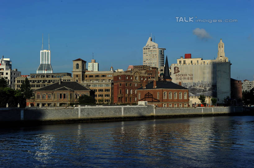 无人,高楼大厦,横图,室外,白天,正面,度假,草地,草坪,河流,美景,水,植物,城市风光,标志建筑,城市,大厦,道路,地标,建筑,路,摩天大楼,公路,上海,中国,亚洲,阴影,光线,影子,河水,景观,水流,云,云朵,交通,云彩,娱乐,建设,黄浦江,草,树,树木,蓝色,绿色,白云,蓝天,天空,阳光,自然,外滩,天,享受,休闲,景色,放松,生长,晴朗,成长,申,黄浦区,浦西,东亚,万国建筑博览群,外滩万国建筑博览群,中山东一路,上海市,中华人民共和国,沪,华东地区,晴空,马路,彩图,大楼,高层建筑,高楼,摩天楼,黄埔滩,上海外滩,外黄埔滩,shzxz1