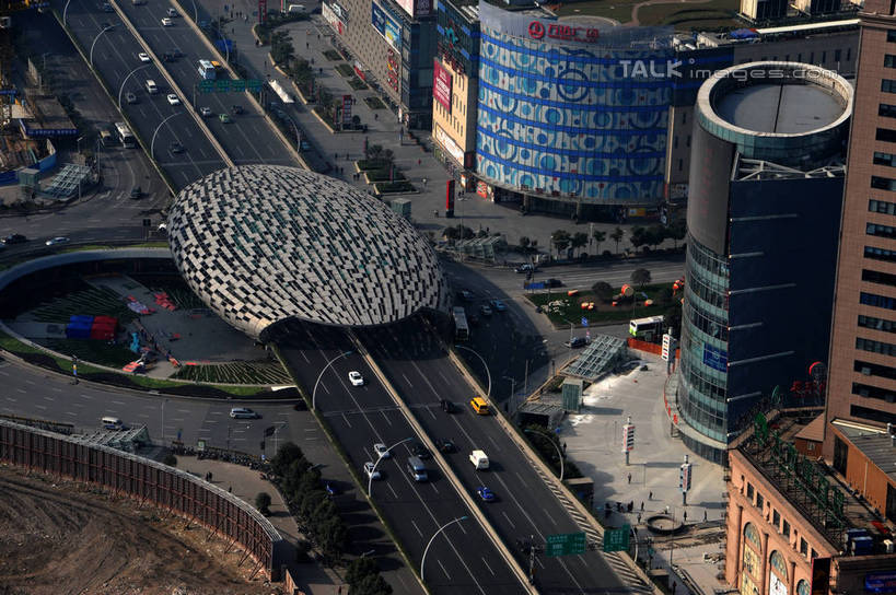 无人,高楼大厦,横图,俯视,航拍,室外,白天,度假,美景,植物,城市风光,标志建筑,城市,大厦,道路,地标,建筑,路,路灯,摩天大楼,公路,汽车,照明,上海,中国,亚洲,景观,灯光,分界线,停车线,交通,娱乐,建设,车,灯,树,树木,绿色,自然,交通工具,轿车,享受,休闲,景色,放松,生长,成长,车行道,车行道分界线,照亮,申,照明设备,鸟瞰,载具,标线,杨浦区,东亚,车行线,上海市,五角场,万达广场,中华人民共和国,沪,华东地区,马路,彩图,高角度拍摄,大楼,高层建筑,高楼,摩天楼,shzxz1