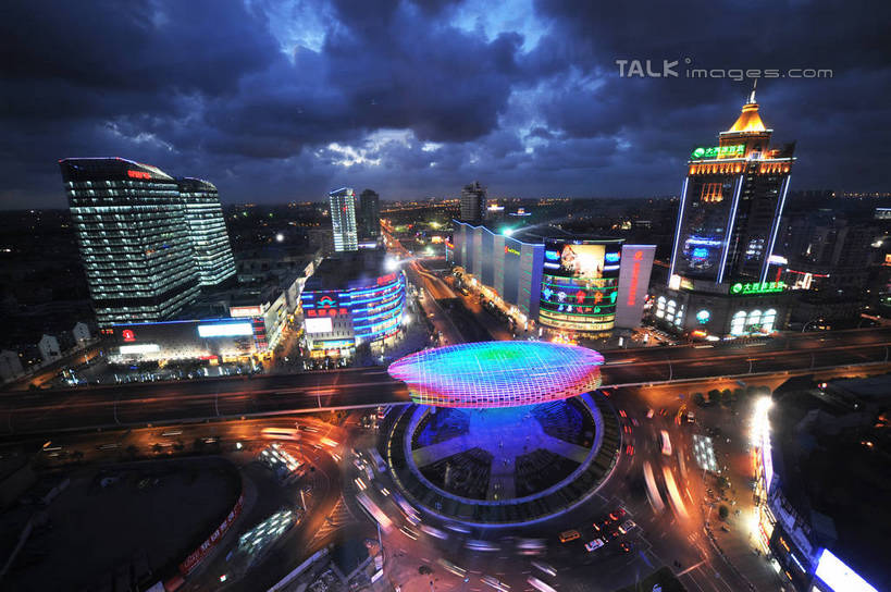 无人,高楼大厦,商店,横图,全景,俯视,航拍,彩色,室外,夜晚,长时间曝光,购物,度假,消费,美景,天际线,植物,城市风光,标志建筑,超市,城市,大厦,道路,地标,建筑,路,摩天大楼,霓虹灯,商场,夜景,公路,汽车,上海,中国,亚洲,阴影,朦胧,模糊,光线,影子,景观,灯光,分界线,七彩,停车线,交通,娱乐,光源,建设,霓虹,车,灯,树,树木,绿色,自然,交通工具,轿车,享受,休闲,景色,放松,金融,百货,生长,成长,车行道,车行道分界线,申,照明设备,鸟瞰,载具,标线,曝光,选购,贸易,百货公司,杨浦区,东亚,车行线,上海市,五角场,中华人民共和国,沪,华东地区,氖灯,血拼,马路,彩图,高角度拍摄,大楼,高层建筑,高楼,购物商场,购物中心,摩天楼,商业中心,shzxz1