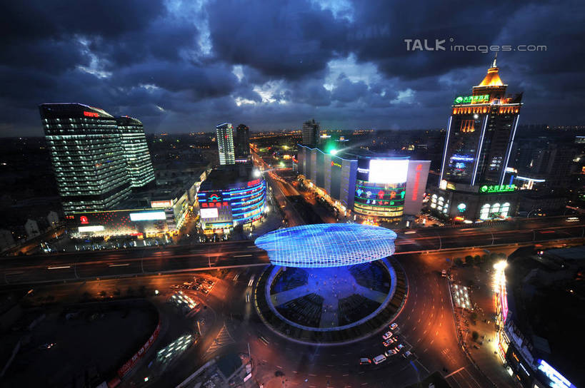 无人,高楼大厦,商店,横图,全景,俯视,航拍,彩色,室外,夜晚,长时间曝光,购物,度假,消费,美景,天际线,植物,城市风光,标志建筑,超市,城市,大厦,道路,地标,建筑,路,摩天大楼,霓虹灯,商场,夜景,公路,汽车,上海,中国,亚洲,阴影,朦胧,模糊,光线,影子,景观,灯光,分界线,七彩,停车线,交通,娱乐,光源,建设,霓虹,车,灯,树,树木,绿色,自然,交通工具,轿车,享受,休闲,景色,放松,金融,百货,生长,成长,车行道,车行道分界线,申,照明设备,鸟瞰,载具,标线,曝光,选购,贸易,百货公司,杨浦区,东亚,车行线,上海市,五角场,中华人民共和国,沪,华东地区,氖灯,血拼,马路,彩图,高角度拍摄,大楼,高层建筑,高楼,购物商场,购物中心,摩天楼,商业中心,shzxz1