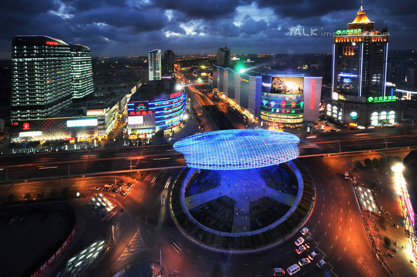 无人,高楼大厦,商店,横图,全景,俯视,航拍,彩色,室外,夜晚,长时间曝光,购物,度假,消费,美景,天际线,植物,城市风光,标志建筑,超市,城市,大厦,道路,地标,建筑,路,摩天大楼,霓虹灯,商场,夜景,公路,汽车,上海,中国,亚洲,阴影,朦胧,模糊,光线,影子,景观,灯光,分界线,七彩,停车线,交通,娱乐,光源,建设,霓虹,车,灯,树,树木,绿色,自然,交通工具,轿车,享受,休闲,景色,放松,金融,百货,生长,成长,车行道,车行道分界线,申,照明设备,鸟瞰,载具,标线,曝光,选购,贸易,百货公司,杨浦区,东亚,车行线,上海市,五角场,中华人民共和国,沪,华东地区,氖灯,血拼,马路,彩图,高角度拍摄,大楼,高层建筑,高楼,购物商场,购物中心,摩天楼,商业中心,shzxz1