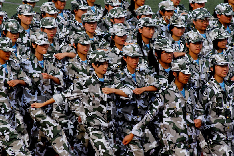 东方人,伙伴,朋友,学校,教学楼,走,横图,室外,白天,正面,友谊,草地,草坪,植物,亚洲,一排,阴影,整齐,并列,并排,光线,影子,许多人,注视,黄种人,校园,草,排列,绿色,阳光,观察,看,一群人,教室,同学,观看,察看,校友,队列,关注,迷彩服,军服,平行,行进,正步,同窗,学友,伪装服,野战服,作战服,友情,年轻女性,女人,女性,亚洲人,步行,走路,半身,彩图,教学大楼,军步,正步走,步子,shzxz1