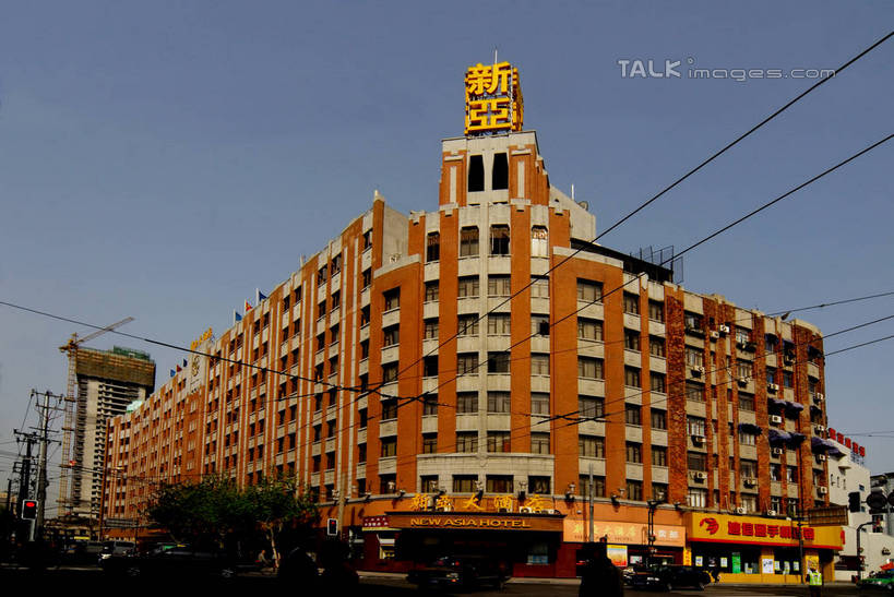 无人,宾馆,高楼大厦,横图,室外,白天,仰视,度假,美景,植物,窗户,城市风光,标志建筑,城市,大厦,道路,地标,建筑,酒店,路,摩天大楼,公路,上海,中国,亚洲,一排,许多,阴影,整齐,并列,并排,电力,光线,电线,线,影子,墙,景观,云,云朵,电能,交通,很多,线路,云彩,娱乐,建设,虹口区,玻璃窗,墙壁,墙面,树,树木,排列,蓝色,绿色,白云,蓝天,天空,阳光,自然,天,享受,休闲,景色,放松,生长,晴朗,成长,电,电源,电源线,旅社,申,队列,能量,平行,东亚,新亚大酒店,上海市,中华人民共和国,沪,华东地区,闸北区,晴空,马路,彩图,低角度拍摄,大楼,高层建筑,高楼,客店,客栈,旅店,旅馆,摩天楼,商旅,天潼路,shzxz1