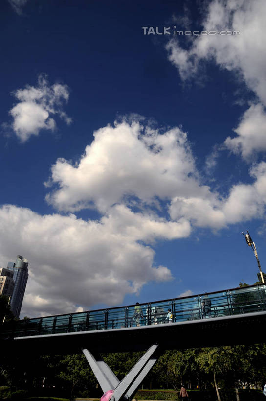 东方人,高楼大厦,栏杆,走,竖图,室外,白天,仰视,度假,石头,美景,植物,城市风光,城市,大厦,建筑,摩天大楼,上海,中国,亚洲,行人,游客,游人,阴影,服装,光线,石子,影子,景观,云,云朵,天桥,围栏,桥,许多人,云彩,注视,休闲装,黄种人,娱乐,建设,护栏,路人,旅客,树,树木,衣服,蓝色,绿色,白云,蓝天,天空,阳光,自然,天,观察,看,一群人,享受,休闲,休闲服,景色,放松,服饰,徐家汇,生长,晴朗,成长,观看,人行桥,申,察看,关注,东亚,徐汇区,徐家汇公园,上海市,中华人民共和国,沪,华东地区,过客,男人,男性,年轻男性,年轻女性,女人,女性,亚洲人,石块,晴空,步行,散步,走路,半身,彩图,低角度拍摄,大楼,高层建筑,高楼,摩天楼,shzxz1