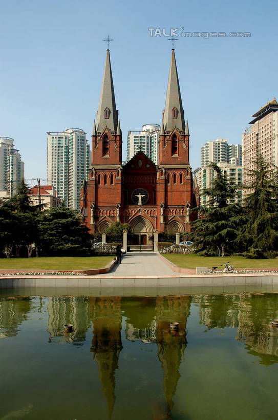 无人,高楼大厦,教堂,竖图,室外,白天,正面,度假,草地,草坪,美景,植物,城市风光,标志建筑,城市,大厦,地标,建筑,摩天大楼,上海,中国,亚洲,阴影,节日,光线,影子,池塘,景观,水池,文化,娱乐,建设,草,树,树木,蓝色,绿色,倒影,蓝天,天空,阳光,自然,天,祈祷,享受,休闲,健康,景色,放松,许愿,宗教,信仰,生长,晴朗,成长,纪念,祈求,申,倒映,基督教,天主教,信念,东亚,徐家汇天主堂,徐汇区,上海市,万里无云,中华人民共和国,沪,华东地区,反照,平安,晴空,晴空万里,彩图,大教堂,大楼,高层建筑,高楼,礼拜堂,摩天楼,圣依纳爵堂,圣依纳爵主教座堂,徐家汇大教堂,shzxz1