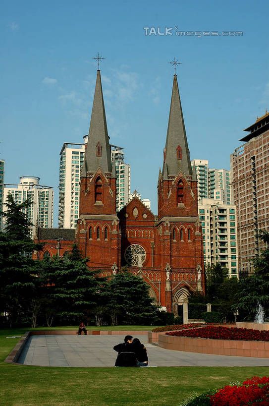 无人,高楼大厦,教堂,竖图,室外,白天,正面,度假,草地,草坪,美景,植物,城市风光,标志建筑,城市,大厦,地标,建筑,摩天大楼,上海,中国,亚洲,阴影,节日,光线,影子,景观,文化,娱乐,建设,草,树,树木,蓝色,绿色,蓝天,天空,阳光,自然,天,祈祷,享受,休闲,健康,景色,放松,许愿,宗教,信仰,生长,晴朗,成长,纪念,祈求,申,基督教,天主教,信念,东亚,徐家汇天主堂,徐汇区,上海市,万里无云,中华人民共和国,沪,华东地区,平安,晴空,晴空万里,彩图,大教堂,大楼,高层建筑,高楼,礼拜堂,摩天楼,圣依纳爵堂,圣依纳爵主教座堂,徐家汇大教堂,shzxz1