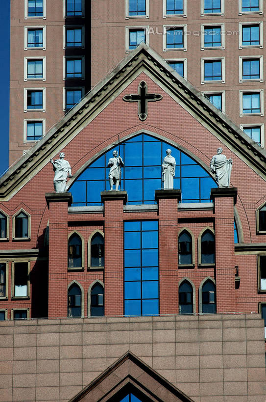 无人,高楼大厦,教堂,竖图,室外,白天,正面,度假,美景,窗户,城市风光,标志建筑,城市,大厦,地标,建筑,摩天大楼,上海,中国,亚洲,一排,许多,阴影,节日,整齐,并列,并排,光线,十字架,影子,墙,景观,很多,文化,娱乐,建设,玻璃窗,墙壁,墙面,排列,阳光,祈祷,享受,休闲,健康,景色,放松,许愿,宗教,信仰,纪念,祈求,申,基督教,队列,天主教,平行,信念,东亚,徐家汇天主堂,徐汇区,上海市,中华人民共和国,沪,华东地区,平安,彩图,大教堂,大楼,高层建筑,高楼,礼拜堂,摩天楼,圣依纳爵堂,圣依纳爵主教座堂,徐家汇大教堂,shzxz1