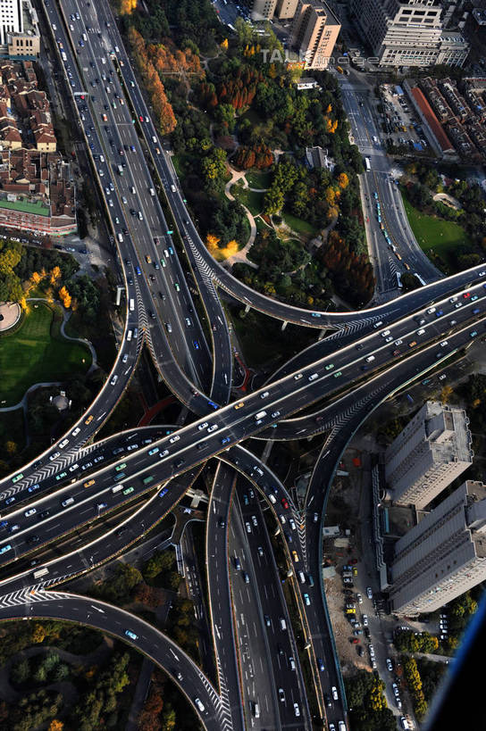 无人,家,高楼大厦,竖图,全景,俯视,航拍,室外,白天,度假,草地,草坪,美景,天际线,植物,城市风光,城市,大桥,大厦,道路,建筑,路,摩天大楼,桥梁,公路,汽车,上海,中国,亚洲,阴影,光线,影子,房屋,屋子,景观,高架,公寓,桥,交通,娱乐,建设,洋房,楼房,住宅,车,草,树,树木,绿色,阳光,自然,交通工具,轿车,外滩,享受,休闲,景色,放松,生长,成长,虹桥机场,申,鸟瞰,载具,高架桥,黄浦区,卢湾区,延中绿地,东亚,静安区,延安中路,长宁区,上海市,高架道路,跨线桥,中华人民共和国,沪,华东地区,虹桥路,上海虹桥国际机场,马路,彩图,高角度拍摄,房子,大楼,高层建筑,高楼,摩天楼,上海延安高架路,shzxz1