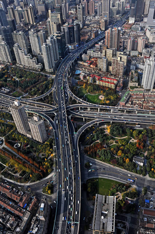 无人,家,高楼大厦,竖图,全景,俯视,航拍,室外,白天,度假,草地,草坪,美景,天际线,植物,城市风光,城市,大桥,大厦,道路,建筑,路,摩天大楼,桥梁,公路,汽车,上海,中国,亚洲,阴影,光线,影子,房屋,屋子,景观,高架,公寓,桥,交通,娱乐,建设,洋房,楼房,住宅,车,草,树,树木,绿色,阳光,自然,交通工具,轿车,外滩,享受,休闲,景色,放松,生长,成长,虹桥机场,申,鸟瞰,载具,高架桥,黄浦区,卢湾区,延中绿地,东亚,静安区,延安中路,长宁区,上海市,高架道路,跨线桥,中华人民共和国,沪,华东地区,虹桥路,上海虹桥国际机场,马路,彩图,高角度拍摄,房子,大楼,高层建筑,高楼,摩天楼,上海延安高架路,shzxz1