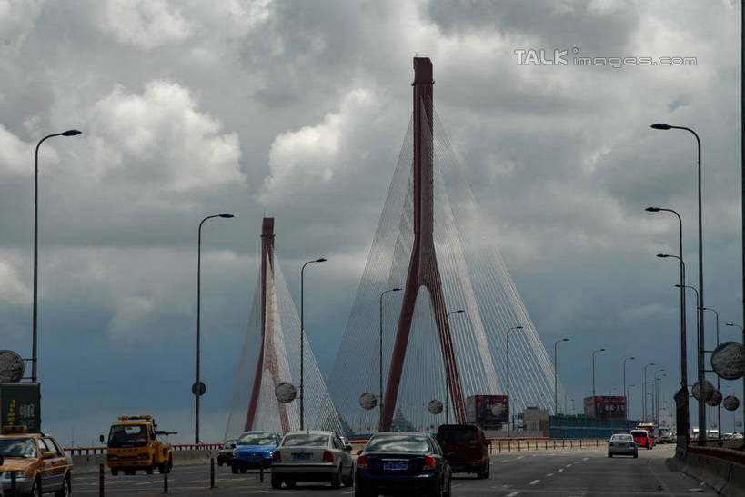无人,横图,室外,白天,正面,旅游,度假,标志建筑,大桥,道路,地标,建筑,路,路灯,桥梁,公路,汽车,照明,上海,中国,亚洲,阴影,光线,影子,云,云朵,斜拉桥,桥,灯光,交通,云彩,娱乐,建设,车,灯,蓝色,白云,蓝天,天空,阳光,交通工具,轿车,天,享受,休闲,旅游胜地,放松,杨浦大桥,晴朗,照亮,申,照明设备,载具,杨浦区,东亚,上海市,中华人民共和国,沪,华东地区,斜张桥,晴空,马路,彩图,宁国路,shzxz1
