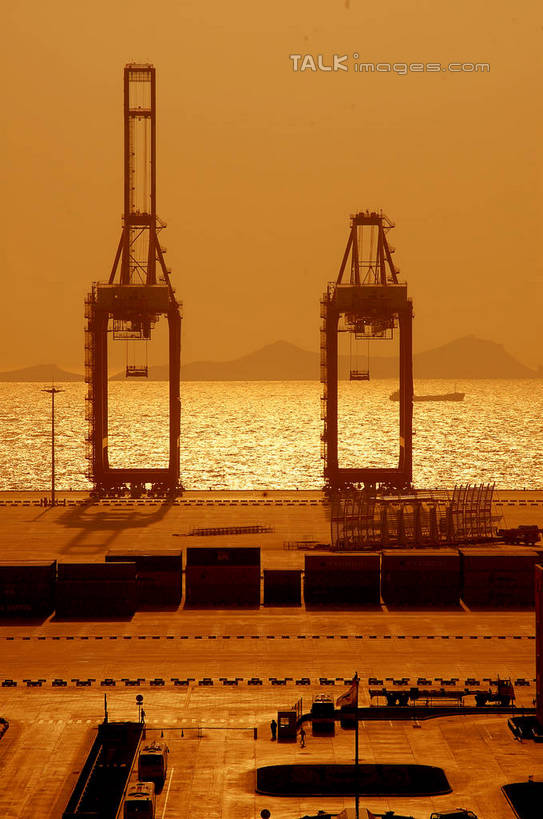 无人,码头,竖图,室外,白天,正面,旅游,度假,技术,海浪,海洋,美景,日落,标志建筑,地标,港口,建筑,中国,亚洲,阴影,光线,影子,景观,浪花,晚霞,霞光,落日,集装箱,背光,娱乐,设备,货柜,建设,浙江,浙江省,施工,阳光,自然,海水,黄昏,箱子,享受,休闲,机械,起重机,旅游胜地,景色,彩霞,放松,运输,工程,自然风光,逆光,海景,东亚,物流,洋山港,洋山深水港,中华人民共和国,华东地区,浙,舟山,舟山市,夕照,薄暮,大海,风浪,海,海水的波动,近岸浪,涌浪,夕阳,彩图,傍晚,摆渡口,埠头,渡口,渡头,港湾,海港,货运码头,口岸,商港,深水港,斜阳,崎岖列岛,嵊泗县,洋山镇,shzxz1