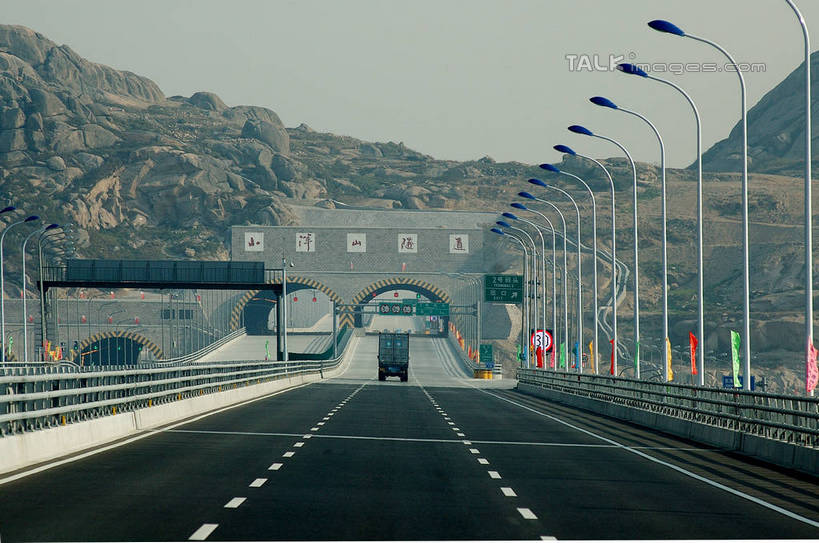 无人,横图,室外,白天,正面,旅游,度假,石头,美景,山,山脉,植物,标志建筑,道路,地标,建筑,路,路灯,公路,照明,中国,亚洲,一排,阴影,整齐,光线,石子,影子,景观,山顶,山峰,灯光,分界线,停车线,交通,山峦,娱乐,建设,浙江,灯,树,树木,浙江省,排列,蓝色,绿色,蓝天,天空,阳光,自然,群山,天,享受,休闲,旅游胜地,景色,放松,生长,晴朗,成长,车行道,车行道分界线,照亮,照明设备,队列,自然风光,标线,东亚,车行线,沉积岩,洋山港,洋山深水港,万里无云,中华人民共和国,华东地区,浙,舟山,舟山市,颠峰,极峰,水成岩,石块,岩石,晴空,晴空万里,马路,彩图,深水港,崎岖列岛,嵊泗县,洋山镇,shzxz1