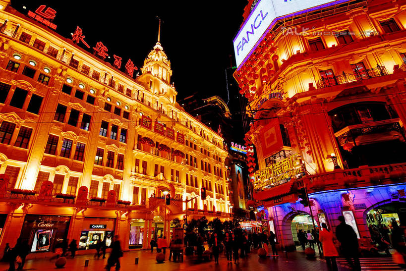 东方人,商店,走,横图,室外,夜晚,长时间曝光,仰视,购物,度假,消费,美景,雨,植物,城市风光,超市,城市,道路,路,路灯,商场,夜景,公路,照明,上海,中国,亚洲,行人,游客,游人,握,阴影,服装,朦胧,模糊,光线,伞,影子,雨伞,遮阳伞,景观,灯光,交通,许多人,拿,拿着,注视,休闲装,黄种人,娱乐,阳伞,路人,旅客,灯,树,树木,衣服,绿色,自然,南京路,观察,看,一群人,享受,休闲,休闲服,景色,放松,握着,金融,百货,服饰,永安百货,南京路步行街,生长,成长,观看,细雨,照亮,申,察看,太阳伞,照明设备,关注,曝光,选购,贸易,百货公司,黄浦区,东亚,上海市,中华人民共和国,沪,华东地区,血拼,过客,男人,男性,年轻男性,年轻女性,女人,女性,亚洲人,小雨,马路,步行,散步,走路,半身,彩图,低角度拍摄,购物商场,购物中心,商业中心,永安,shzxz1