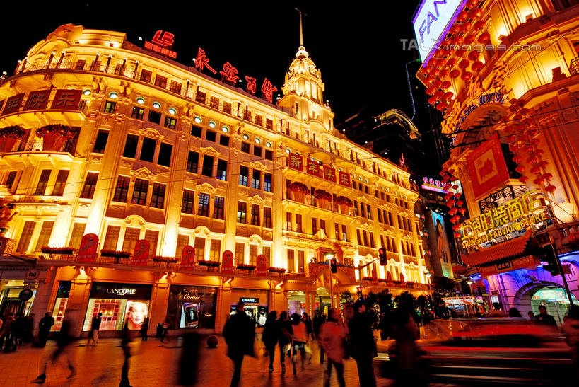 东方人,商店,走,横图,室外,夜晚,长时间曝光,仰视,购物,度假,消费,美景,雨,植物,城市风光,超市,城市,道路,路,路灯,商场,夜景,公路,照明,上海,中国,亚洲,行人,游客,游人,握,阴影,服装,朦胧,模糊,光线,伞,影子,雨伞,遮阳伞,景观,灯光,交通,许多人,拿,拿着,注视,休闲装,黄种人,娱乐,阳伞,路人,旅客,灯,树,树木,衣服,绿色,自然,南京路,观察,看,一群人,享受,休闲,休闲服,景色,放松,握着,金融,百货,服饰,永安百货,南京路步行街,生长,成长,观看,细雨,照亮,申,察看,太阳伞,照明设备,关注,曝光,选购,贸易,百货公司,黄浦区,东亚,上海市,中华人民共和国,沪,华东地区,血拼,过客,男人,男性,年轻男性,年轻女性,女人,女性,亚洲人,小雨,马路,步行,散步,走路,半身,彩图,低角度拍摄,购物商场,购物中心,商业中心,永安,shzxz1