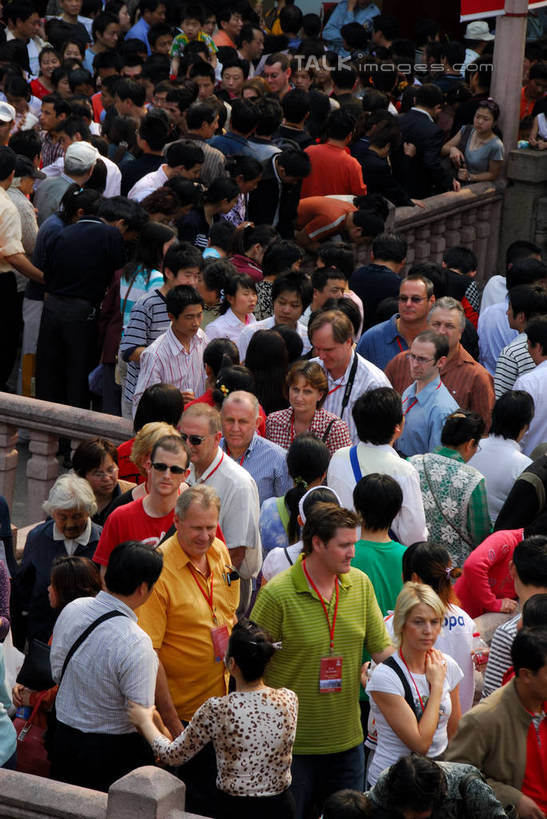 东方人,西方人,站,走,竖图,俯视,室外,白天,旅游,度假,标志建筑,地标,建筑,上海,欧洲,非洲,中国,黑人,欧洲人,亚洲,服装,许多人,注视,休闲装,黄种人,娱乐,建设,衣服,九曲桥,豫园,观察,看,站着,一群人,享受,休闲,休闲服,旅游胜地,放松,服饰,观看,申,察看,关注,黄浦区,东亚,上海市,中华人民共和国,沪,华东地区,上海九曲桥,男人,男性,年轻男性,年轻女性,女人,女性,中年男性,中年女性,白种人,非洲人,亚洲人,步行,散步,站立,走路,半身,彩图,高角度拍摄,shzxz1