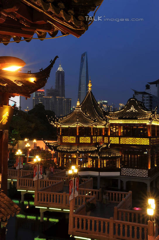 无人,高楼大厦,竖图,室外,夜晚,正面,长时间曝光,度假,美景,城市风光,标志建筑,城市,大厦,地标,建筑,摩天大楼,夜景,照明,上海,中国,亚洲,阴影,朦胧,模糊,光线,影子,景观,灯光,娱乐,建设,黄浦江,金茂大厦,浦东,灯,蓝色,蓝天,天空,九曲桥,外滩,豫园,天,享受,休闲,景色,放松,环球金融中心,晴朗,照亮,申,照明设备,手电筒,曝光,电筒,手电,国际贸易金融中心,黄浦区,金融中心,陆家嘴,陆家嘴金融中心,浦东新区,上海环球金融中心,震旦国际大楼,东亚,上海市,万里无云,中华人民共和国,沪,华东地区,上海九曲桥,晴空,晴空万里,彩图,大楼,高层建筑,高楼,摩天楼,黄埔滩,上海外滩,外黄埔滩,shzxz1