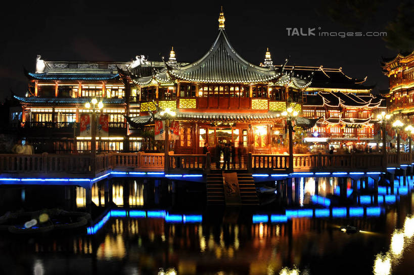 无人,横图,室外,夜晚,正面,长时间曝光,旅游,度假,河流,名胜古迹,水,标志建筑,地标,建筑,路灯,夜景,照明,上海,中国,亚洲,阴影,波纹,朦胧,模糊,遗迹,光线,影子,河水,水流,灯光,涟漪,古迹,文物,娱乐,建设,古建筑,灯,倒影,水纹,九曲桥,豫园,波浪,享受,休闲,旅游胜地,放松,照亮,申,倒映,照明设备,曝光,黄浦区,古文明,东亚,上海市,中华人民共和国,沪,华东地区,水晕,反照,上海九曲桥,彩图,shzxz1