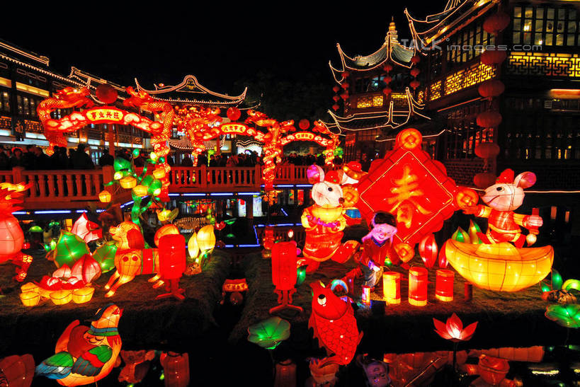 东方人,走,横图,室外,夜晚,长时间曝光,仰视,旅游,度假,名胜古迹,标志建筑,地标,建筑,夜景,照明,雕塑,上海,中国,元宵节,亚洲,行人,游客,游人,阴影,服装,节日,朦胧,模糊,庆祝,遗迹,艺术,装饰,光线,彩灯,灯笼,雕刻,雕像,影子,纸灯笼,灯光,许多人,注视,休闲装,黄种人,古迹,文化,文物,娱乐,建设,古建筑,路人,旅客,灯,衣服,工艺品,灯具,豫园,观察,看,一群人,庆典,享受,休闲,休闲服,旅游胜地,放松,服饰,花灯,灯会,观看,纪念,照亮,美术,申,察看,照明设备,关注,主题,曝光,陈列,黄浦区,古文明,东亚,上海市,中华人民共和国,沪,华东地区,功能,美学,过客,男人,男性,年轻男性,年轻女性,女人,女性,亚洲人,步行,散步,走路,半身,彩图,低角度拍摄,春灯节,上元节,小正月,shzxz1