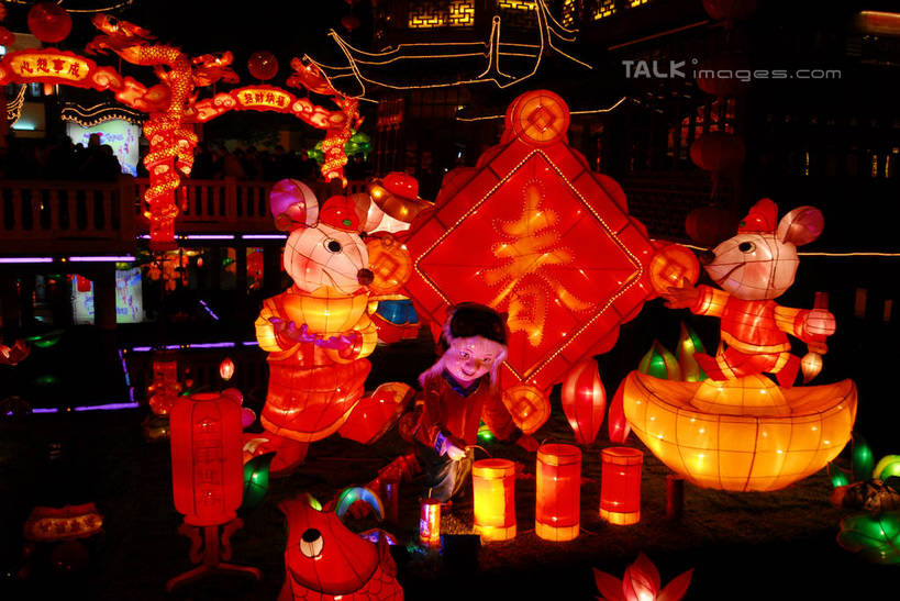 东方人,走,横图,室外,夜晚,长时间曝光,仰视,旅游,度假,名胜古迹,标志建筑,地标,建筑,夜景,照明,雕塑,上海,中国,元宵节,亚洲,行人,游客,游人,阴影,服装,节日,朦胧,模糊,庆祝,遗迹,艺术,装饰,光线,彩灯,灯笼,雕刻,雕像,影子,纸灯笼,灯光,许多人,注视,休闲装,黄种人,古迹,文化,文物,娱乐,建设,古建筑,路人,旅客,灯,衣服,工艺品,灯具,豫园,观察,看,一群人,庆典,享受,休闲,休闲服,旅游胜地,放松,服饰,花灯,灯会,观看,纪念,照亮,美术,申,察看,照明设备,关注,主题,曝光,陈列,黄浦区,古文明,东亚,上海市,中华人民共和国,沪,华东地区,功能,美学,过客,男人,男性,年轻男性,年轻女性,女人,女性,亚洲人,步行,散步,走路,半身,彩图,低角度拍摄,春灯节,上元节,小正月,shzxz1