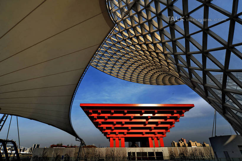 无人,横图,室外,白天,仰视,旅游,度假,植物,标志建筑,地标,建筑,上海,中国,亚洲,阴影,光线,影子,云,云朵,云彩,娱乐,建设,树,树木,蓝色,绿色,白云,蓝天,天空,阳光,自然,天,享受,休闲,上海世博馆,世博馆,世博轴,中国国家馆,上海世博会,世博,世博会,旅游胜地,放松,生长,晴朗,成长,申,中国馆,东亚,世博园,阳光谷,上海市,东方之冠,中华人民共和国,沪,华东地区,晴空,彩图,低角度拍摄,shzxz1