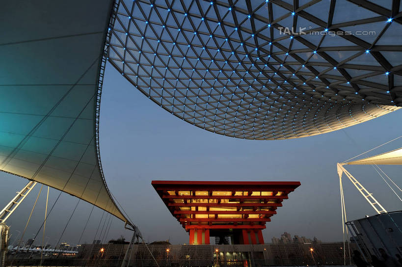 无人,横图,室外,白天,仰视,旅游,度假,植物,标志建筑,地标,建筑,上海,中国,亚洲,阴影,光线,影子,灯光,娱乐,建设,树,树木,蓝色,绿色,蓝天,天空,自然,天,享受,休闲,上海世博馆,世博馆,世博轴,中国国家馆,上海世博会,世博,世博会,旅游胜地,放松,生长,晴朗,成长,申,中国馆,东亚,世博园,阳光谷,上海市,东方之冠,万里无云,中华人民共和国,沪,华东地区,晴空,晴空万里,彩图,低角度拍摄,shzxz1