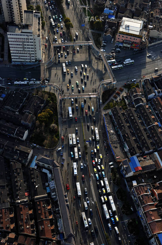 无人,家,高楼大厦,竖图,全景,俯视,航拍,室外,白天,度假,美景,天际线,植物,城市风光,城市,大厦,道路,建筑,路,路灯,摩天大楼,公路,汽车,照明,上海,中国,亚洲,阴影,光线,影子,房屋,屋子,景观,公寓,灯光,交通,拥堵,拥挤,娱乐,建设,虹口区,洋房,楼房,住宅,车,灯,树,树木,绿色,阳光,自然,交通工具,轿车,享受,休闲,景色,放松,生长,成长,照亮,堵车,塞车,申,照明设备,鸟瞰,载具,杨浦区,东亚,上海市,周家嘴路,中华人民共和国,沪,华东地区,马路,彩图,高角度拍摄,房子,大楼,高层建筑,高楼,摩天楼,shzxz1