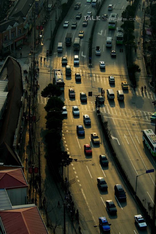 无人,高楼大厦,竖图,俯视,航拍,室外,白天,度假,美景,日落,植物,城市风光,城市,大厦,道路,建筑,路,路灯,摩天大楼,公路,汽车,照明,上海,中国,亚洲,阴影,光线,影子,景观,晚霞,霞光,落日,灯光,交通,拥堵,拥挤,娱乐,建设,虹口区,车,灯,树,树木,绿色,阳光,自然,黄昏,交通工具,轿车,享受,休闲,景色,彩霞,放松,生长,成长,照亮,堵车,塞车,申,照明设备,鸟瞰,载具,杨浦区,东亚,上海市,周家嘴路,中华人民共和国,沪,华东地区,夕照,薄暮,夕阳,马路,彩图,高角度拍摄,傍晚,大楼,高层建筑,高楼,摩天楼,斜阳,shzxz1