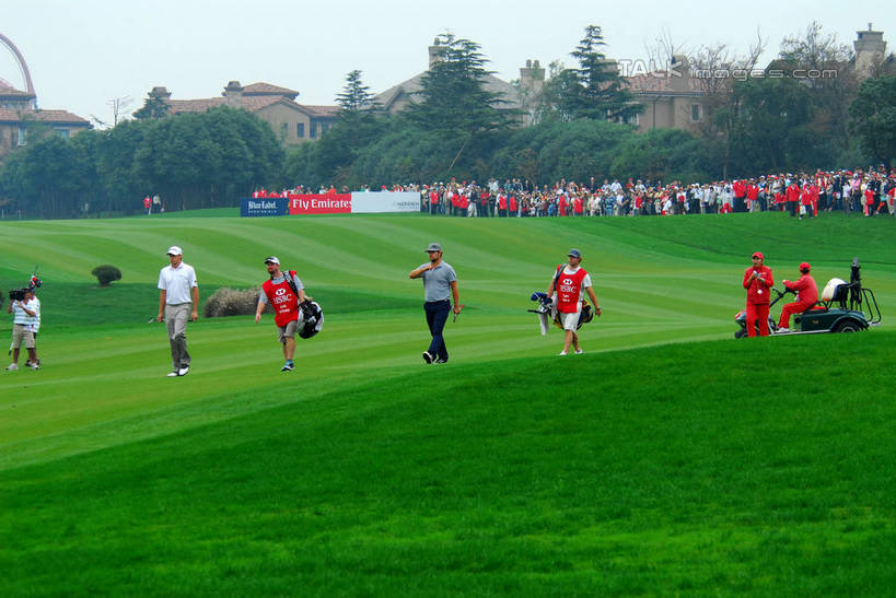 东方人,公园,站,横图,室外,白天,正面,运动服,旅游,度假,草地,草坪,美景,植物,上海,中国,亚洲,握,阴影,服装,光线,高尔夫,高尔夫球,影子,景观,许多人,拿,拿着,黄种人,娱乐,草,树,树木,衣服,蓝色,绿色,蓝天,天空,阳光,自然,天,站着,一群人,享受,休闲,景色,放松,握着,服饰,生长,晴朗,成长,申,高尔夫球杆,国家公园,衣着,穿着,自然风光,东亚,佘山,高尔夫运动,高尔夫球具,松江区,上海市,万里无云,中华人民共和国,沪,华东地区,衣饰,高尔夫球运动,男人,男性,年轻男性,年轻女性,女人,女性,亚洲人,晴空,晴空万里,站立,彩图,全身,上海佘山国际高尔夫俱乐部,佘山国家森林公园,运动装,shzxz1