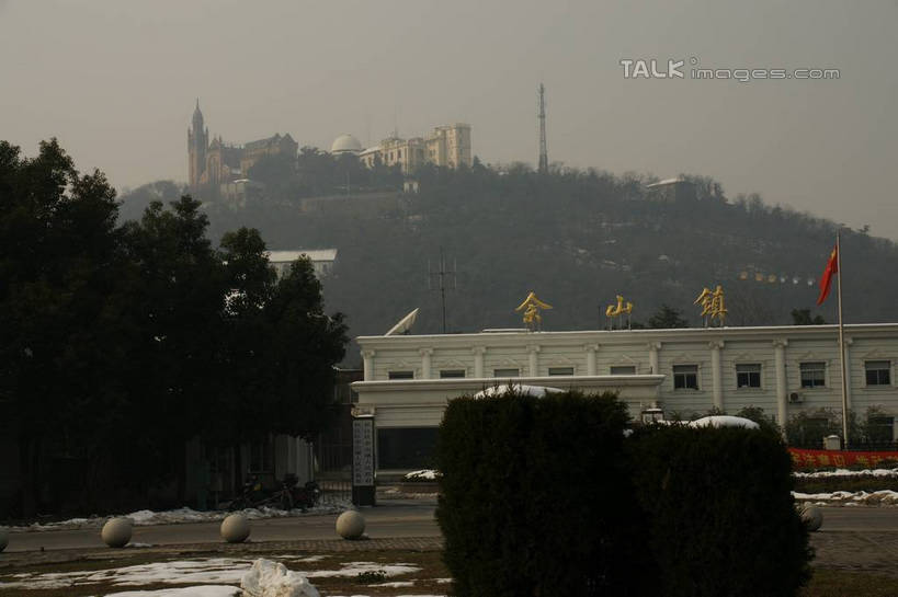 无人,公园,天文台,横图,室外,白天,正面,旅游,度假,实验,森林,树林,雪,植物,大雪,标志建筑,地标,建筑,旗帜,上海,中国,亚洲,一面,研究,科学,标志,文字,字符,积雪,雪景,冬季,冬天,娱乐,标识,旗子,建设,树,树木,绿色,天空,自然,天,享受,休闲,汉字,旅游胜地,放松,寒冷,生长,成长,申,科研,国家公园,天文,中文,检验,东亚,佘山,松江区,上海市,中华人民共和国,沪,华东地区,佘山天文台,严寒,国文,华文,旌旗,旗号,观测,观象台,山岳台,彩图,佘山国家森林公园,shzyn1