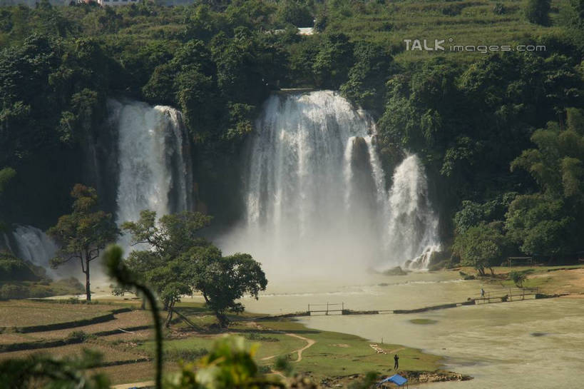 无人,横图,室外,白天,正面,旅游,度假,河流,美景,瀑布,森林,山,山脉,树林,水,植物,中国,亚洲,阴影,飞溅,溅,光线,液体,影子,河水,景观,山峰,水滴,水流,山峦,娱乐,水珠,树,树木,绿色,阳光,自然,群山,享受,休闲,景色,放松,生长,成长,广西,喷洒,自然风光,东亚,德天瀑布,广西壮族自治区,德天跨国大瀑布,中华人民共和国,桂,华南地区,崇左,崇左市,大新,大新县,硕龙镇,跌水,彩图,shzyn1