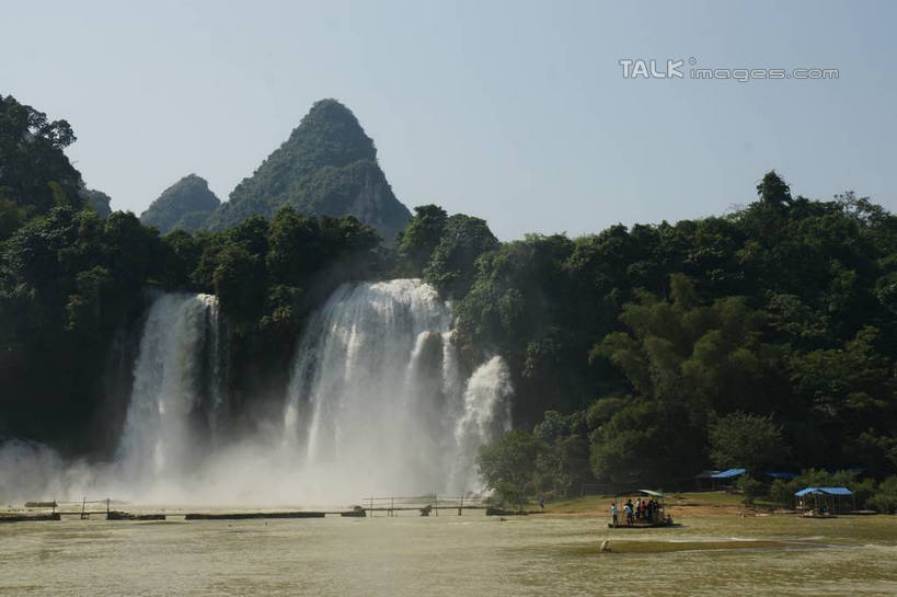 无人,横图,室外,白天,正面,旅游,度假,河流,美景,瀑布,森林,山,山脉,树林,水,植物,中国,亚洲,阴影,飞溅,溅,光线,液体,影子,河水,景观,山峰,水滴,水流,山峦,娱乐,水珠,树,树木,蓝色,绿色,蓝天,天空,阳光,自然,群山,天,享受,休闲,景色,放松,生长,晴朗,成长,广西,喷洒,自然风光,东亚,万里无云,德天瀑布,广西壮族自治区,德天跨国大瀑布,中华人民共和国,桂,华南地区,崇左,崇左市,大新,大新县,硕龙镇,跌水,晴空,晴空万里,彩图,shzyn1