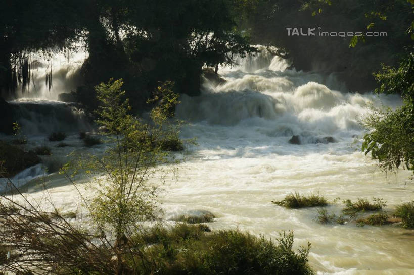 无人,横图,室外,白天,正面,旅游,度假,河流,美景,瀑布,水,植物,中国,亚洲,阴影,飞溅,溅,光线,液体,影子,河水,景观,水滴,水流,娱乐,水珠,树,树木,绿色,阳光,自然,享受,休闲,景色,放松,生长,成长,广西,喷洒,自然风光,东亚,德天瀑布,广西壮族自治区,德天跨国大瀑布,中华人民共和国,桂,华南地区,崇左,崇左市,大新,大新县,硕龙镇,跌水,彩图,shzyn1