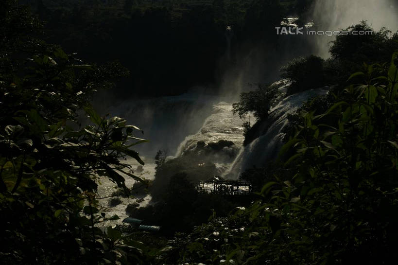 无人,横图,室外,白天,正面,旅游,度假,河流,美景,瀑布,森林,山,山脉,树林,水,植物,中国,亚洲,阴影,飞溅,溅,光线,液体,影子,河水,景观,山峰,水滴,水流,山峦,娱乐,水珠,树,树木,绿色,阳光,自然,群山,享受,休闲,景色,放松,生长,成长,广西,喷洒,自然风光,东亚,德天瀑布,广西壮族自治区,德天跨国大瀑布,中华人民共和国,桂,华南地区,崇左,崇左市,大新,大新县,硕龙镇,跌水,彩图,shzyn1