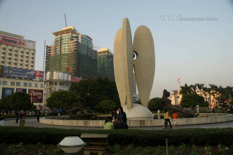 东方人,高楼大厦,走,横图,室外,白天,正面,度假,美景,植物,城市风光,标志建筑,城市,大厦,地标,建筑,摩天大楼,雕塑,中国,亚洲,行人,游客,游人,阴影,服装,艺术,装饰,光线,雕刻,雕像,影子,景观,许多人,休闲装,黄种人,娱乐,建设,路人,旅客,树,树木,衣服,蓝色,绿色,蓝天,天空,阳光,自然,工艺品,天,一群人,享受,休闲,休闲服,景色,放松,服饰,生长,晴朗,成长,纪念,广西,美术,主题,陈列,东亚,北海,万里无云,广西壮族自治区,中华人民共和国,桂,华南地区,北海市,功能,美学,过客,男人,男性,年轻男性,年轻女性,女人,女性,亚洲人,晴空,晴空万里,步行,散步,走路,彩图,全身,大楼,高层建筑,高楼,摩天楼,shzyn1