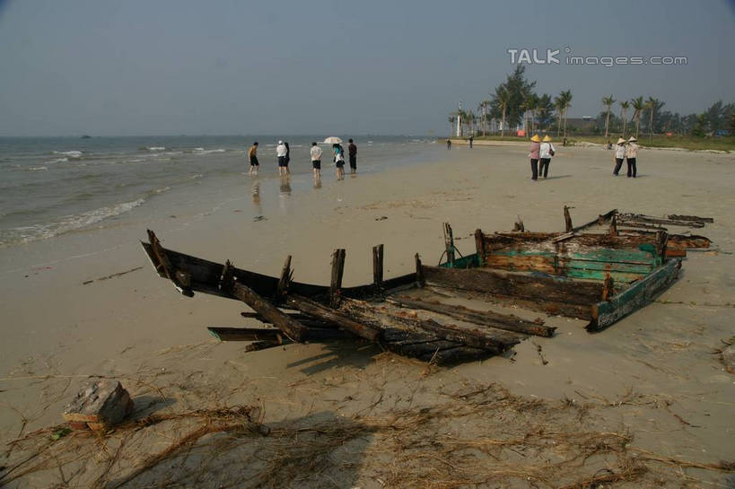 东方人,站,横图,室外,白天,正面,旅游,度假,海浪,海洋,美景,沙滩,植物,船,中国,亚洲,行人,游客,游人,服装,沙子,海岸,景观,浪花,水平线,辽阔,木船,海平线,沙地,许多人,休闲装,黄种人,娱乐,路人,旅客,树,树木,衣服,蓝色,绿色,蓝天,天空,自然,海水,交通工具,天,站着,一群人,享受,休闲,广阔,休闲服,景色,放松,服饰,生长,晴朗,成长,广西,一望无际,舟,自然风光,载具,海景,东亚,北海,万里无云,广西壮族自治区,中华人民共和国,桂,华南地区,北海市,北海银滩,无边无际,一马平川,过客,男人,男性,年轻男性,年轻女性,女人,女性,亚洲人,大海,风浪,海,海水的波动,海滩,近岸浪,涌浪,晴空,晴空万里,站立,彩图,全身,水天相接,水天一线,shzyn1