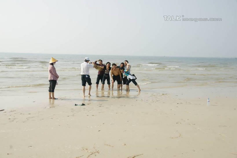 东方人,站,横图,室外,白天,正面,旅游,度假,海浪,海洋,美景,沙滩,中国,亚洲,行人,游客,游人,服装,沙子,海岸,景观,浪花,水平线,辽阔,海平线,沙地,许多人,休闲装,黄种人,娱乐,路人,旅客,衣服,蓝色,蓝天,天空,自然,海水,天,站着,一群人,享受,休闲,广阔,休闲服,景色,放松,服饰,晴朗,广西,一望无际,自然风光,海景,东亚,北海,万里无云,广西壮族自治区,中华人民共和国,桂,华南地区,北海市,北海银滩,无边无际,一马平川,过客,男人,男性,年轻男性,年轻女性,女人,女性,亚洲人,大海,风浪,海,海水的波动,海滩,近岸浪,涌浪,晴空,晴空万里,站立,彩图,全身,水天相接,水天一线,shzyn1