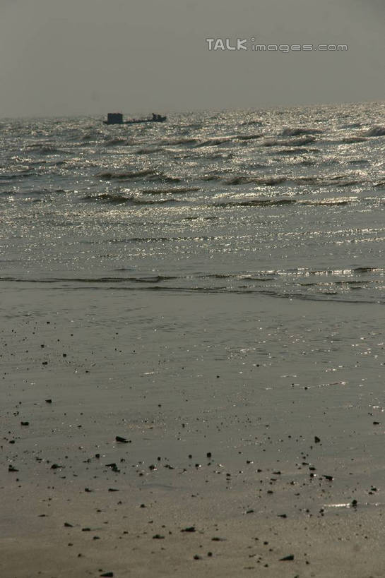 无人,竖图,室外,白天,正面,旅游,度假,海浪,海洋,美景,沙滩,中国,亚洲,沙子,海岸,景观,浪花,水平线,辽阔,海平线,沙地,娱乐,天空,自然,海水,天,享受,休闲,广阔,景色,放松,广西,一望无际,自然风光,海景,东亚,北海,广西壮族自治区,中华人民共和国,桂,华南地区,北海市,北海银滩,无边无际,一马平川,大海,风浪,海,海水的波动,海滩,近岸浪,涌浪,彩图,水天相接,水天一线,shzyn1