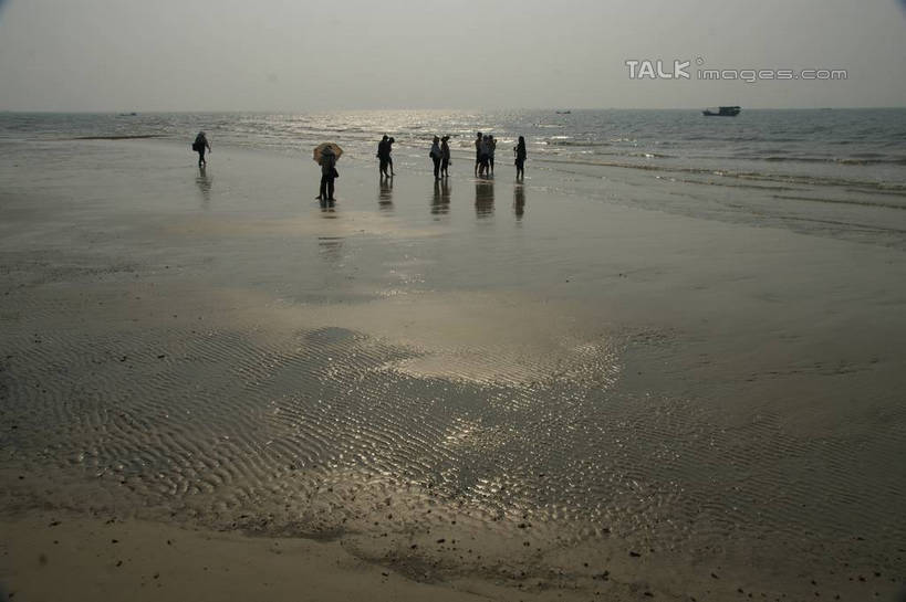东方人,站,横图,室外,白天,正面,旅游,度假,海浪,海洋,美景,沙滩,船,中国,亚洲,行人,游客,游人,服装,沙子,海岸,景观,浪花,水平线,辽阔,木船,海平线,沙地,许多人,休闲装,黄种人,娱乐,路人,旅客,衣服,天空,自然,海水,交通工具,天,站着,一群人,享受,休闲,广阔,休闲服,景色,放松,服饰,广西,一望无际,舟,自然风光,载具,海景,东亚,北海,广西壮族自治区,中华人民共和国,桂,华南地区,北海市,北海银滩,无边无际,一马平川,过客,男人,男性,年轻男性,年轻女性,女人,女性,亚洲人,大海,风浪,海,海水的波动,海滩,近岸浪,涌浪,站立,彩图,全身,水天相接,水天一线,shzyn1