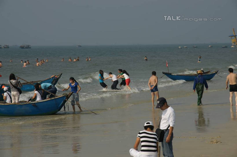 东方人,站,横图,室外,白天,正面,旅游,度假,海浪,海洋,美景,沙滩,船,中国,亚洲,行人,游客,游人,阴影,服装,光线,沙子,影子,海岸,景观,浪花,水平线,辽阔,木船,海平线,沙地,许多人,休闲装,黄种人,娱乐,路人,旅客,衣服,蓝色,蓝天,天空,阳光,自然,海水,交通工具,天,站着,一群人,享受,休闲,广阔,休闲服,景色,放松,服饰,晴朗,广西,一望无际,舟,自然风光,载具,海景,东亚,北海,万里无云,广西壮族自治区,中华人民共和国,桂,华南地区,北海市,北海银滩,无边无际,一马平川,过客,男人,男性,年轻男性,年轻女性,女人,女性,亚洲人,大海,风浪,海,海水的波动,海滩,近岸浪,涌浪,晴空,晴空万里,站立,半身,彩图,水天相接,水天一线,shzyn1