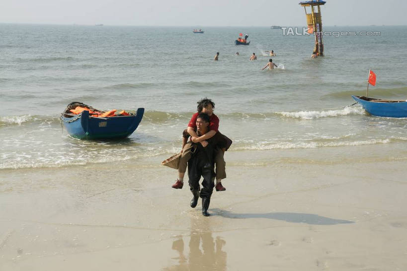 东方人,背,站,走,横图,室外,白天,正面,旅游,度假,海浪,海洋,美景,沙滩,船,中国,亚洲,行人,游客,游人,阴影,服装,光线,沙子,影子,海岸,景观,浪花,水平线,辽阔,木船,海平线,沙地,许多人,休闲装,黄种人,娱乐,路人,旅客,衣服,蓝色,蓝天,天空,阳光,自然,海水,交通工具,天,背着,站着,一群人,享受,休闲,广阔,休闲服,景色,放松,服饰,晴朗,广西,一望无际,舟,自然风光,载具,海景,东亚,北海,万里无云,广西壮族自治区,中华人民共和国,桂,华南地区,北海市,北海银滩,背负,无边无际,一马平川,过客,男人,男性,年轻男性,年轻女性,女人,女性,亚洲人,大海,风浪,海,海水的波动,海滩,近岸浪,涌浪,晴空,晴空万里,步行,散步,站立,走路,彩图,全身,水天相接,水天一线,shzyn1