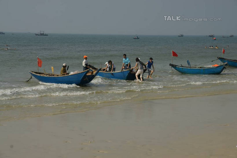东方人,站,横图,室外,白天,正面,旅游,度假,海浪,海洋,美景,沙滩,船,中国,亚洲,行人,游客,游人,阴影,服装,光线,沙子,影子,海岸,景观,浪花,水平线,辽阔,木船,海平线,沙地,许多人,休闲装,黄种人,娱乐,路人,旅客,衣服,蓝色,蓝天,天空,阳光,自然,海水,交通工具,天,站着,一群人,享受,休闲,广阔,休闲服,景色,放松,服饰,晴朗,广西,一望无际,舟,自然风光,载具,海景,东亚,北海,万里无云,广西壮族自治区,中华人民共和国,桂,华南地区,北海市,北海银滩,无边无际,一马平川,过客,男人,男性,年轻男性,年轻女性,女人,女性,亚洲人,大海,风浪,海,海水的波动,海滩,近岸浪,涌浪,晴空,晴空万里,站立,彩图,全身,水天相接,水天一线,shzyn1