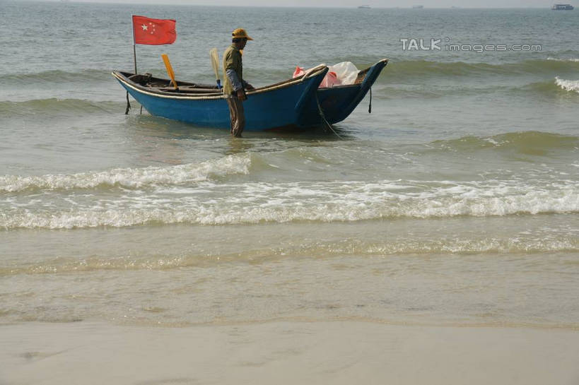 东方人,一个人,坐,横图,室外,白天,侧面,旅游,度假,海浪,海洋,美景,沙滩,船,旗帜,国旗,中国,亚洲,仅一个男性,仅一个人,仅一个中年男性,服装,沙子,海岸,景观,浪花,水平线,辽阔,木船,海平线,沙地,休闲装,黄种人,娱乐,五星红旗,衣服,天空,自然,海水,交通工具,天,享受,休闲,广阔,休闲服,景色,放松,服饰,广西,一望无际,舟,自然风光,载具,海景,中国国旗,东亚,北海,广西壮族自治区,中华人民共和国,桂,华南地区,北海市,北海银滩,无边无际,一马平川,男人,男性,中年男性,亚洲人,旗,大海,风浪,海,海水的波动,海滩,近岸浪,涌浪,坐着,彩图,全身,红地五星旗,中华人民共和国国旗,水天相接,水天一线,shzyn1