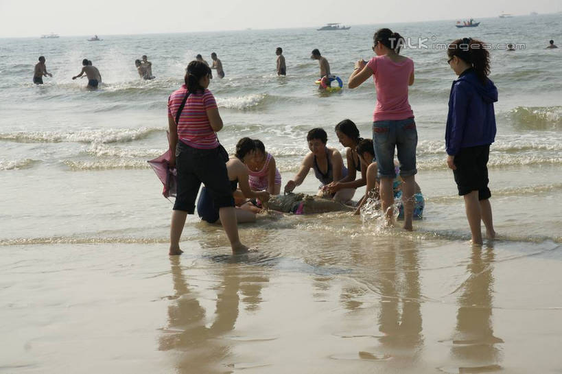 东方人,背部,站,蹲,横图,室外,白天,正面,旅游,度假,海浪,海洋,美景,沙滩,船,中国,亚洲,行人,游客,游人,服装,沙子,海岸,景观,浪花,水平线,辽阔,木船,海平线,沙地,许多人,休闲装,黄种人,娱乐,路人,旅客,衣服,天空,自然,海水,交通工具,天,站着,一群人,享受,休闲,广阔,休闲服,景色,放松,服饰,广西,一望无际,舟,自然风光,载具,海景,东亚,北海,广西壮族自治区,中华人民共和国,桂,华南地区,北海市,北海银滩,无边无际,一马平川,过客,男人,男性,年轻男性,年轻女性,女人,女性,亚洲人,大海,风浪,海,海水的波动,海滩,近岸浪,涌浪,蹲着,站立,彩图,全身,水天相接,水天一线,shzyn1